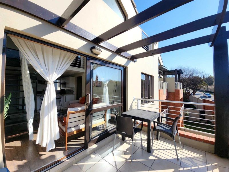 Modern 1-Bedroom Loft Apartment with Double Balcony & Scenic Views – Lonehill Versatile Loft | Prime Location - Photo 5