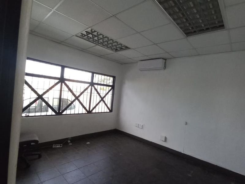 Position your business for success in this well-equipped industrial complex, designed to meet the demands of modern operations. - Photo 9