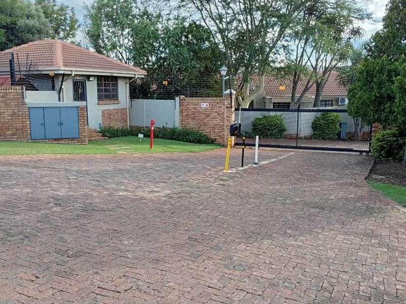 Modern 3-Bedroom Townhouse in Sought-After Complex For Sale! - Photo 2