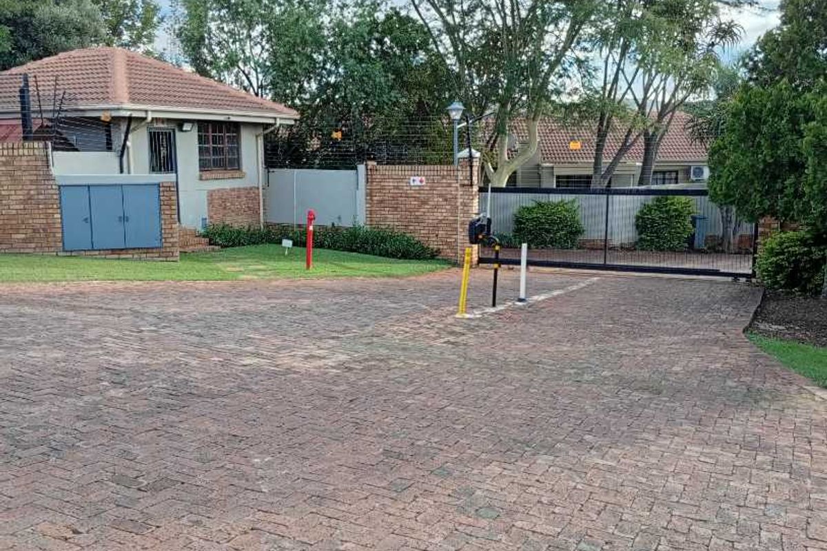 Modern 3-Bedroom Townhouse in Sought-After Complex For Sale! - Photo 2