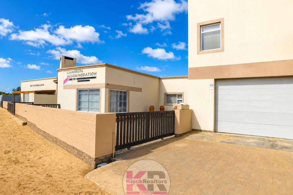 Henties Bay: Home with 3 Flats - Photo 3