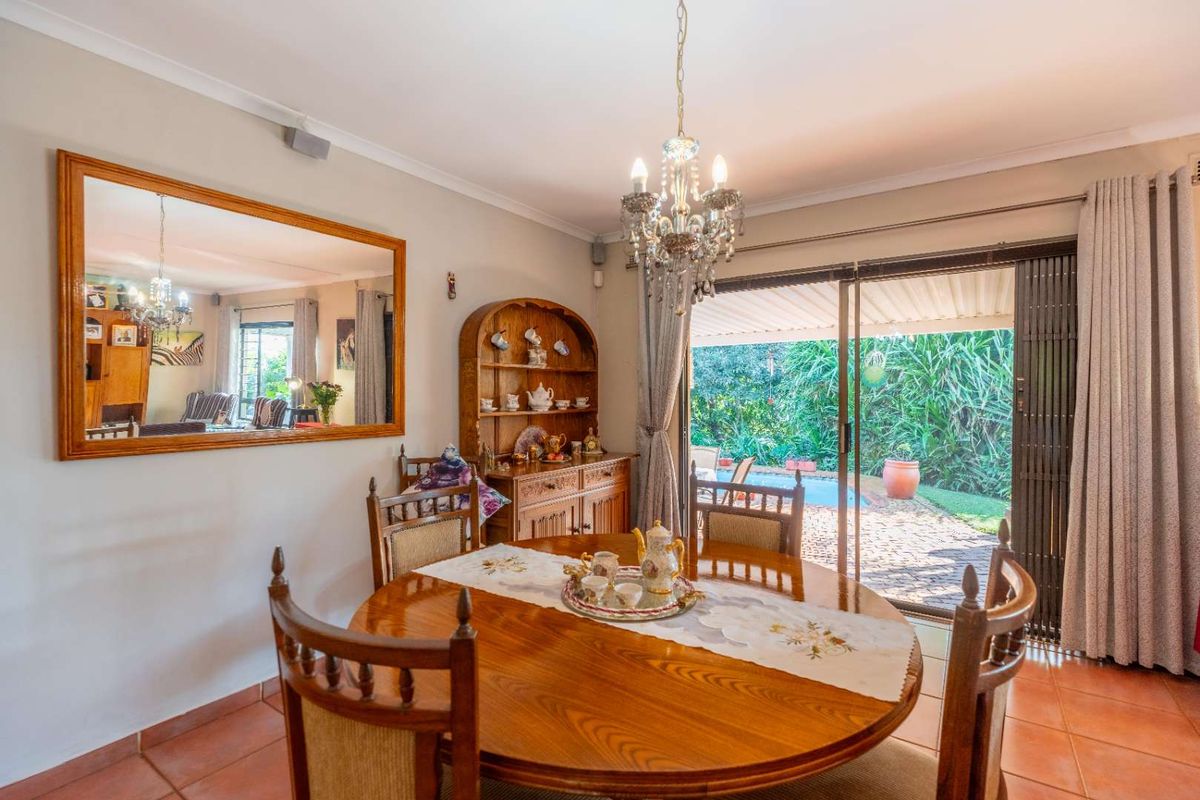 Spacious Family Home with Guest Cottage in Forest Hills - Photo 3