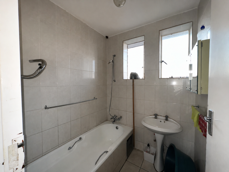 Spacious 2.5 Bedroom Apartment for Sale in Sunnyside - Photo 10