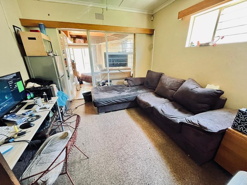 Spacious 5-Bed Home with Multiple En Suites & Garden - Photo 10