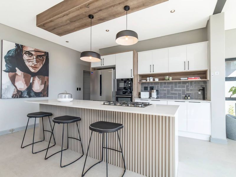 Stylish and sophisticated luxury new home - Photo 2