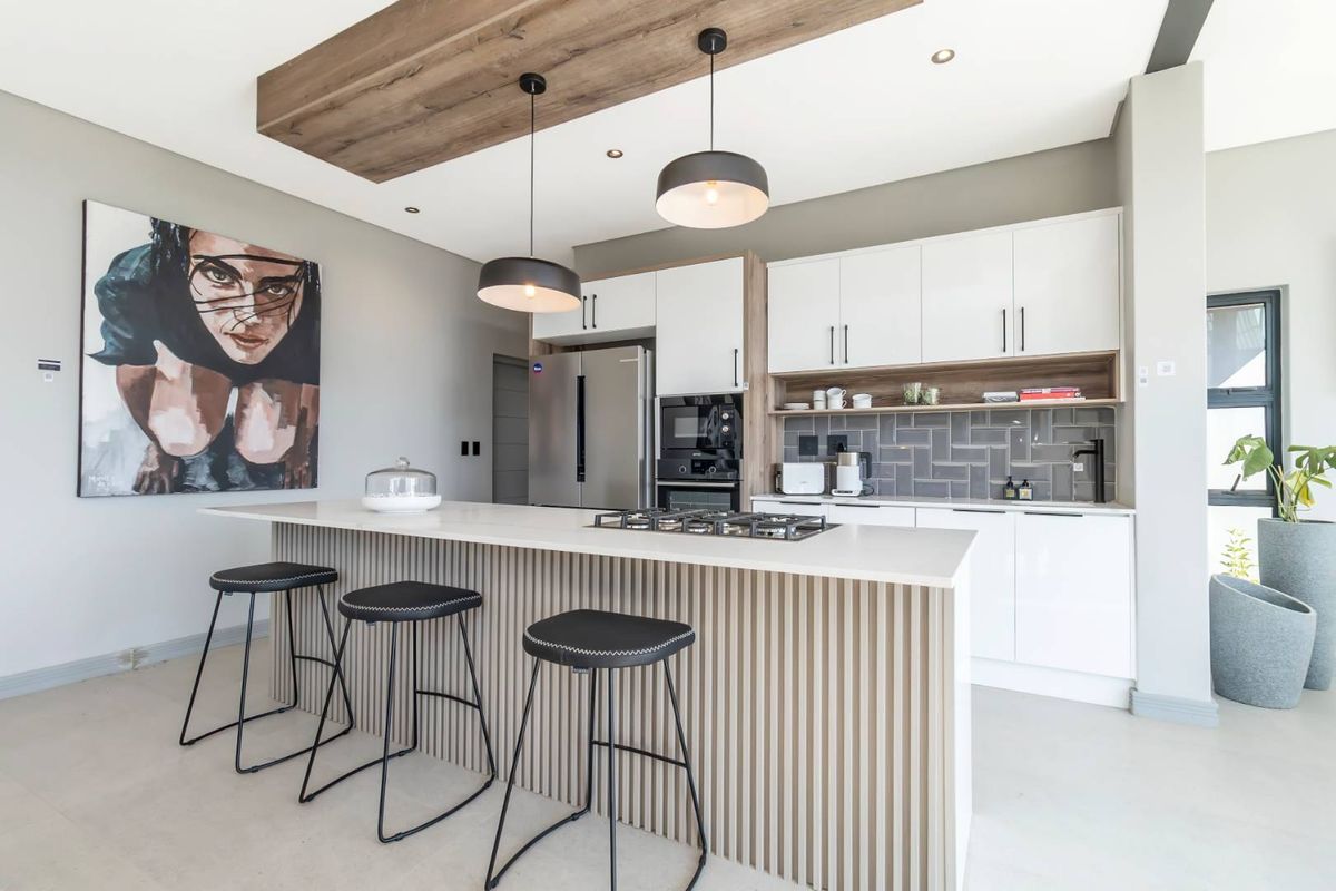 Stylish and sophisticated luxury new home - Photo 2