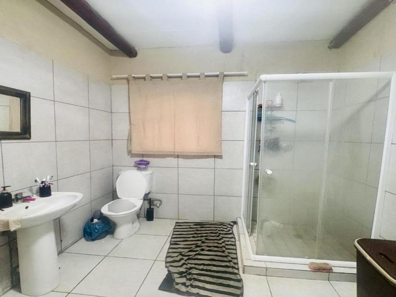 5 Bed | 3 Bath | Study | Flatlet | Pool | Single Garage – Bendor Bargain Potential - Photo 9