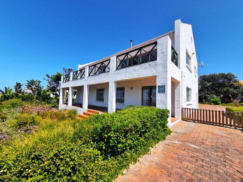 Spacious Oceanfront Family Retreat in Sandbaai - Photo 3