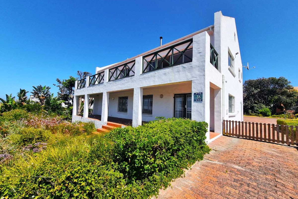 Spacious Oceanfront Family Retreat in Sandbaai - Photo 3