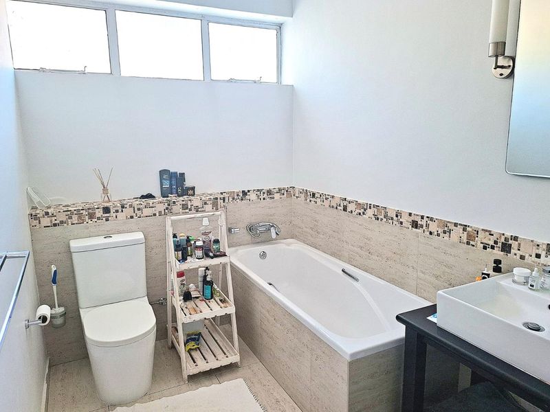 🌊 Coastal Living at Its Finest | Sea Point : Unfurnished 2 bedroom/1.5 bathroom - Photo 9