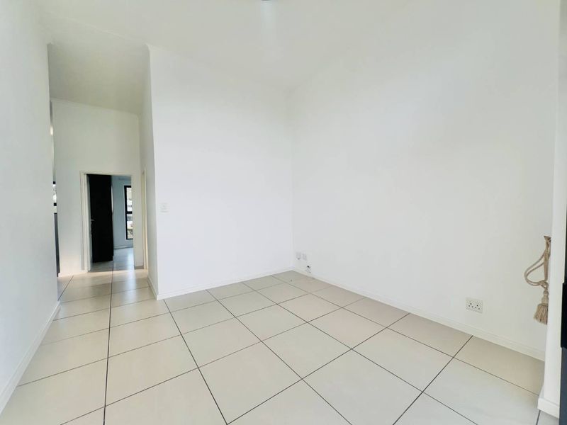 Modern Double-Volume 1-Bedroom Apartment with Stunning Views in Dainfern - Photo 6