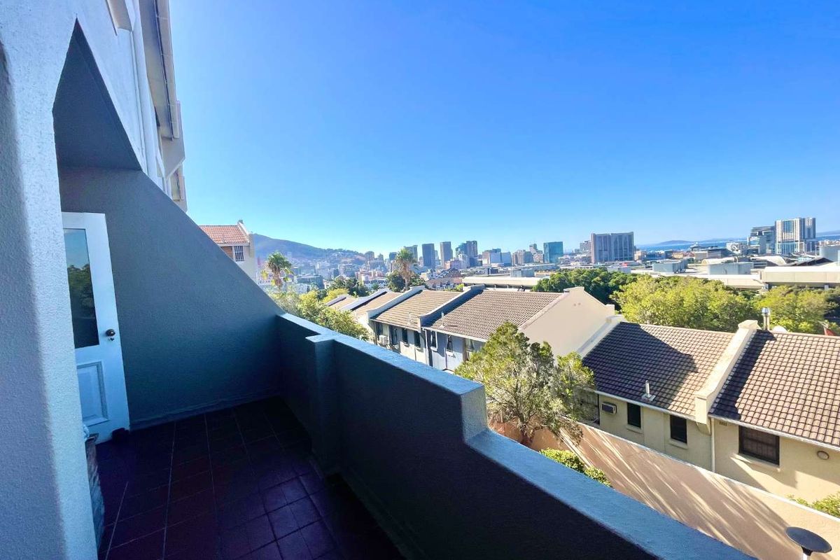 Spacious 3-Bedroom Duplex with Spectacular City, Table Bay, harbour and Table Mountain Views - Photo 3