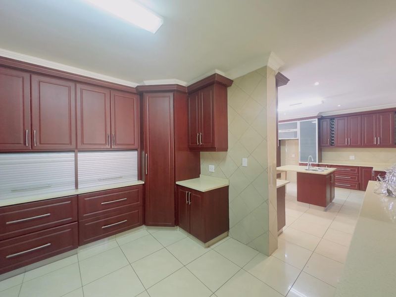 5 Bedroom House for Sale in Blue Valley Golf Estate - Photo 8