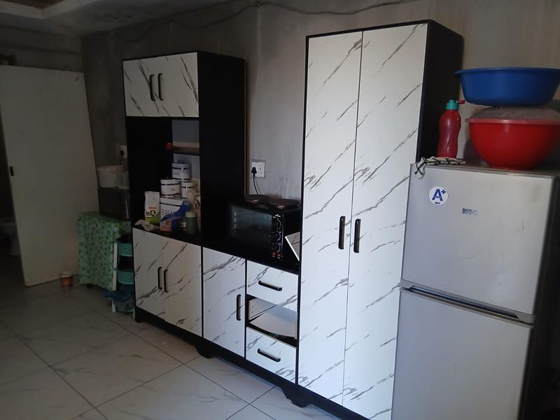 Stunning one-bedroom property with 4 bachelor flats available - Photo 9