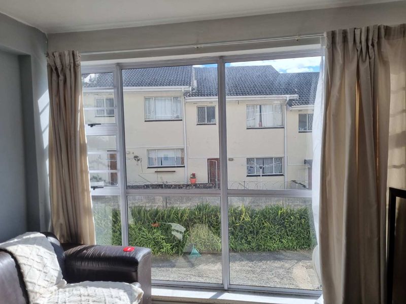 Stylish first floor Apartment in the heart of Amalinda - Photo 8