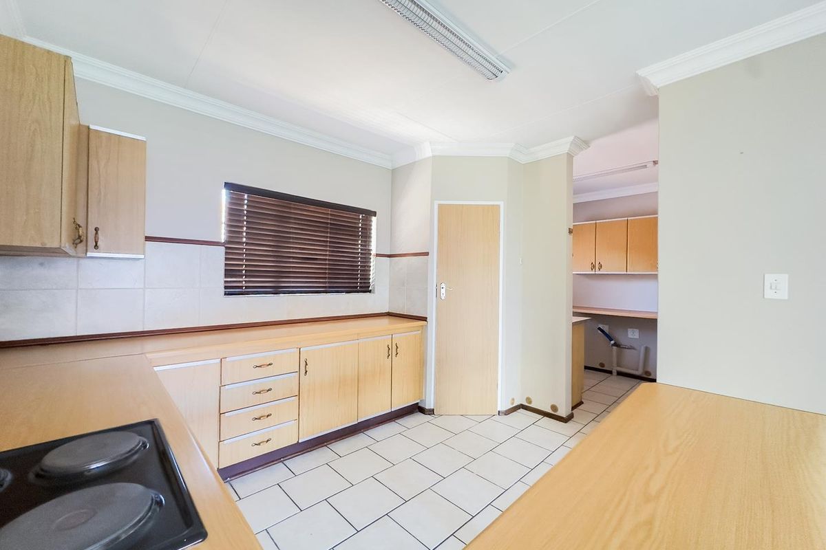 3 Bedroom 2 Bathroom House - Photo 2