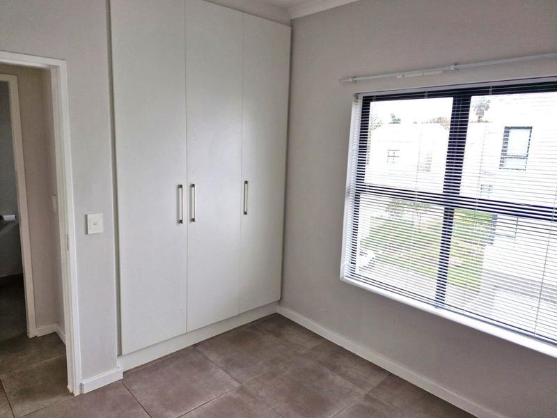 Sunny spacious two bedroom two bathroom first floor apartment - Photo 6