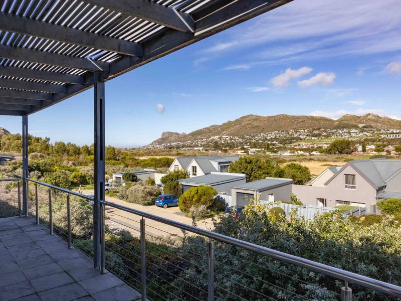 Contemporary Family Living in the Exclusive Chapman's Bay Security Estate. - Photo 7