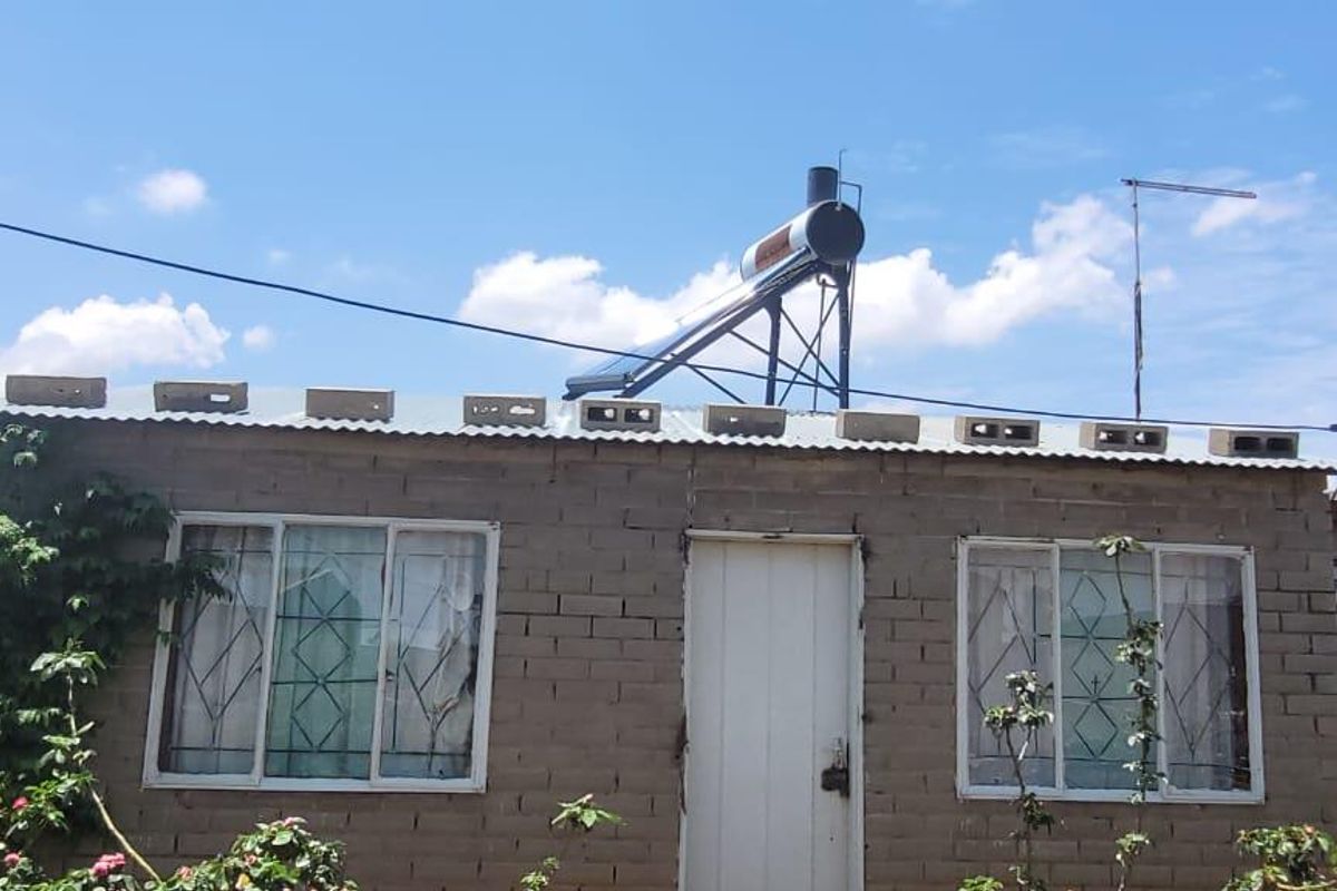 FOUR ROOM HOUSE WITH SUN GEYSER. ANOTHER TWO ROOMS AT BACK ALREADY IN PROGRESS. - Photo 4