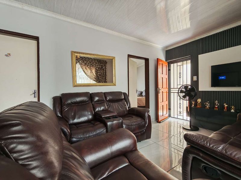 6 Bedroom   House for Sale in Cosmo City - Photo 5