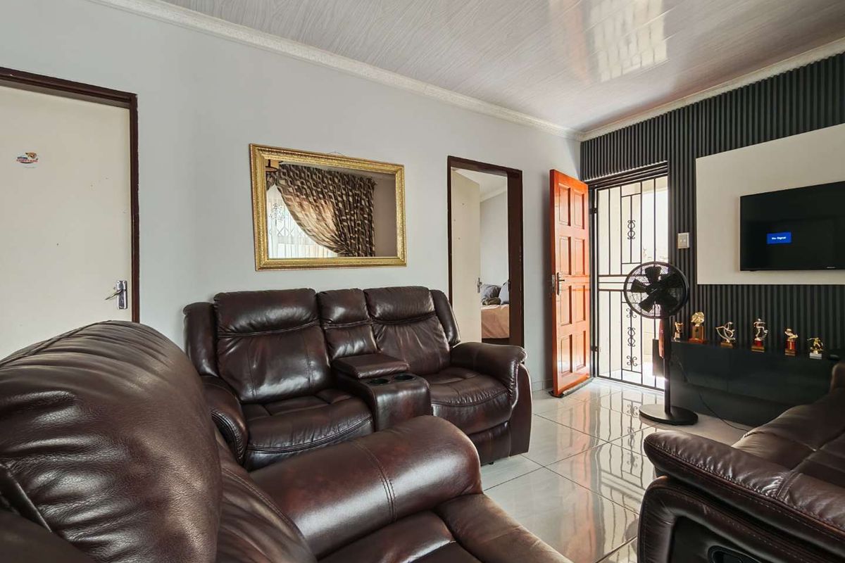 6 Bedroom   House for Sale in Cosmo City - Photo 5