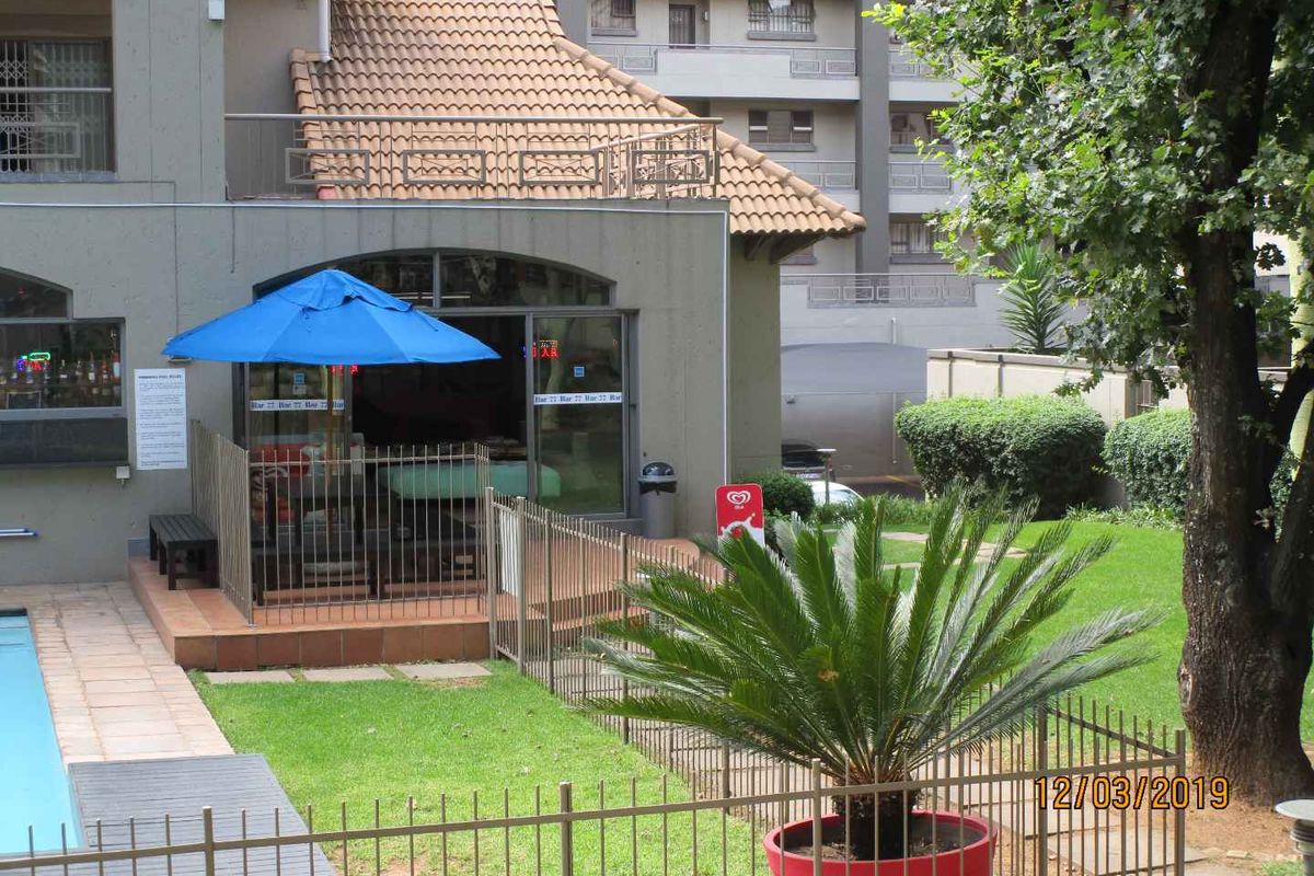 SOPHISTICATED 2 BED APARTMENT AT 77 ON GRAYSTON - Photo 4