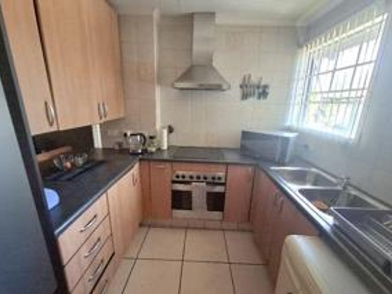 2 Bedroom Townhousse in Verwoerdpark - Photo 2