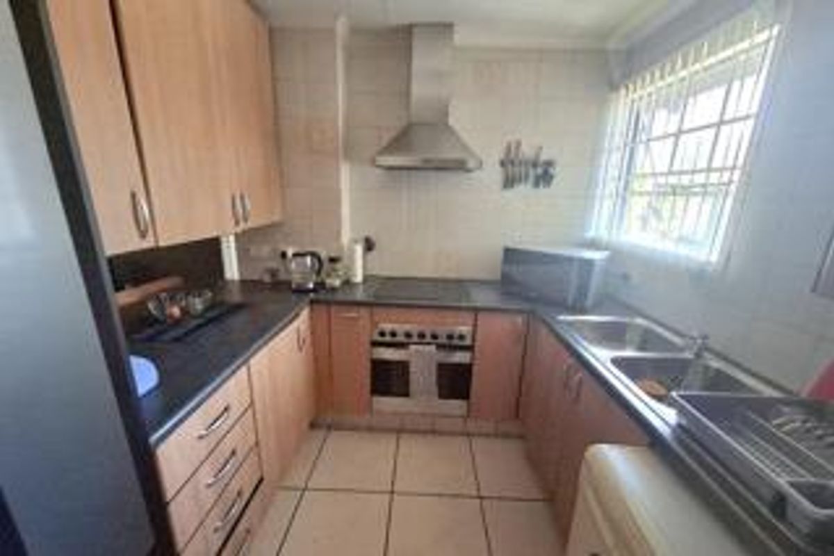 2 Bedroom Townhousse in Verwoerdpark - Photo 2
