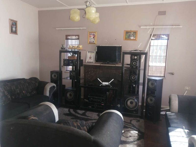 Spacious house in Linmeyer with a flatlet! - Photo 5