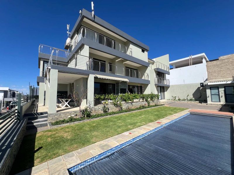 Modern, triple storey home with elevated views - Photo 10
