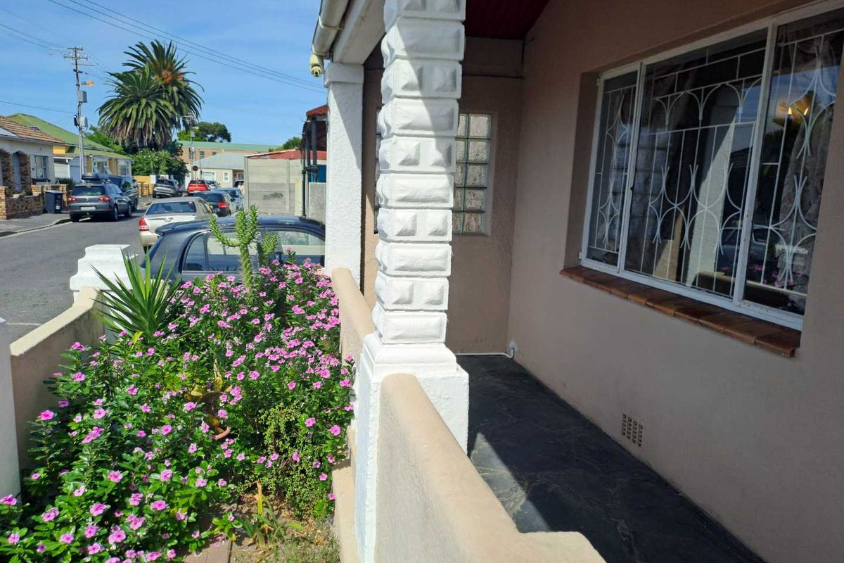 Family Home in the heart of Wynberg - Photo 2