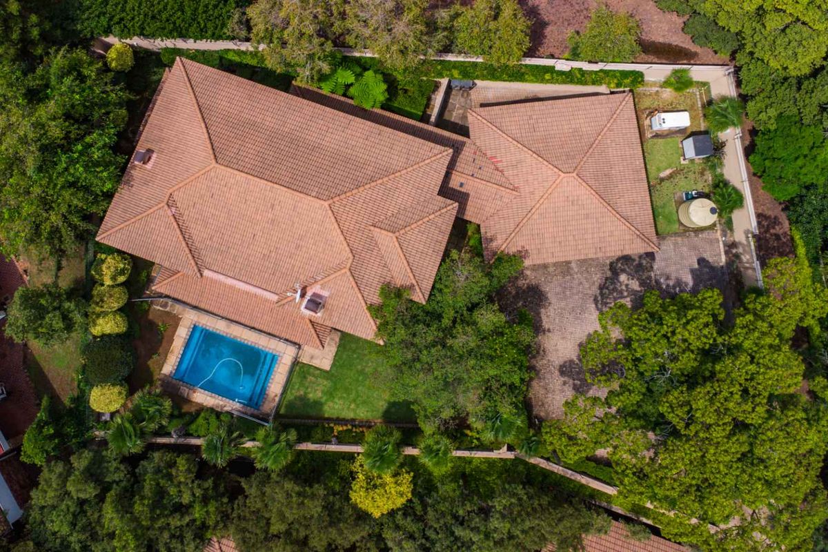 Elegant Family Living with Exceptional Security in Waterkloof Ridge - Photo 5