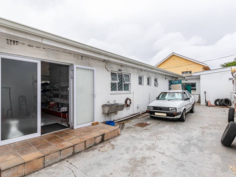 Large Property in Rylands - R3,575m - Photo 4