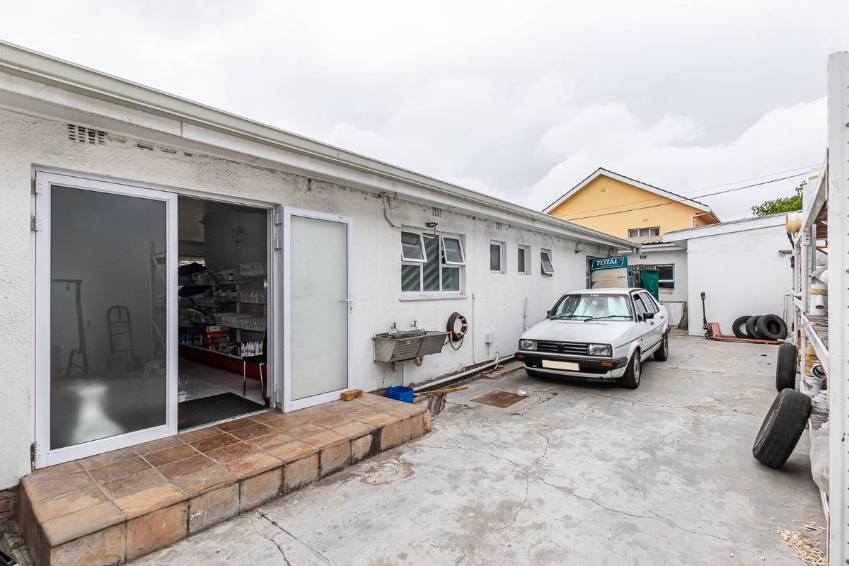 Large Property in Rylands - R3,575m - Photo 4