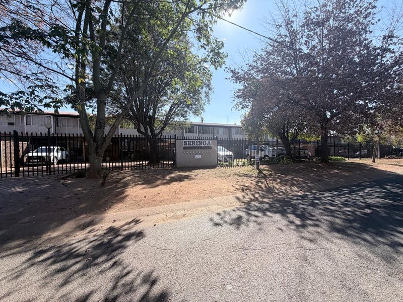Lovely 3 bedroom duplex townhouse in a sought after suburb! - Photo 2