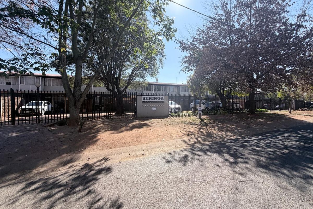 Lovely 3 bedroom duplex townhouse in a sought after suburb! - Photo 2