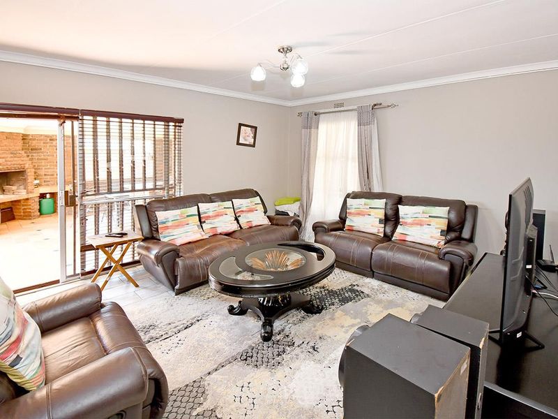 Entertainers Delight with a granny flat and pool - Photo 6