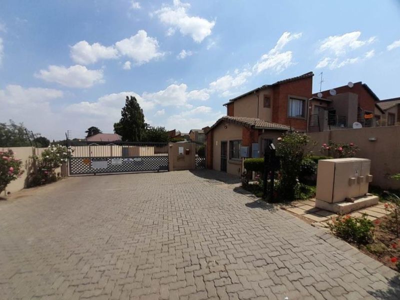 Contemporary Lock-Up-and-Go 2-Bedroom Townhouse in Ravensklip. - Photo 3