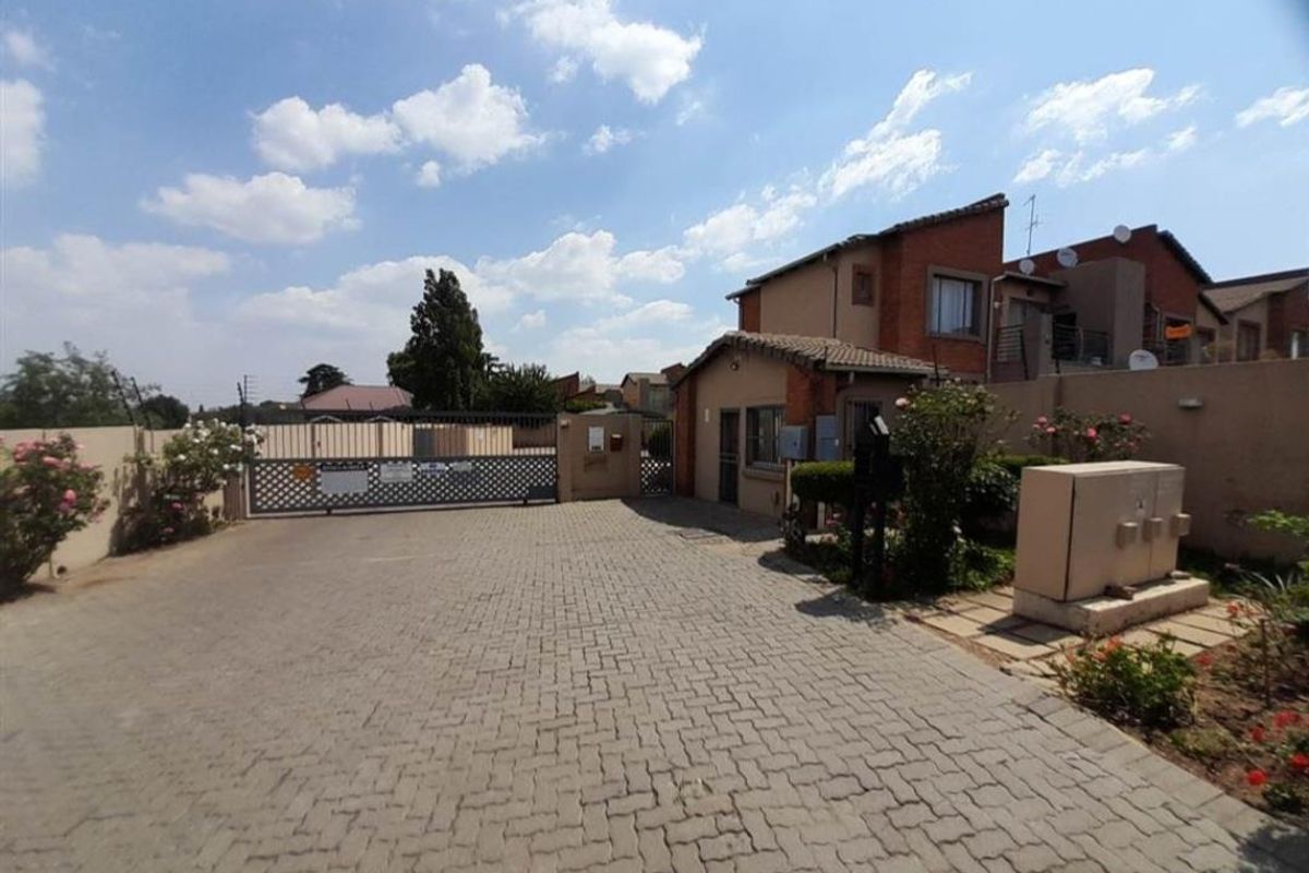 Contemporary Lock-Up-and-Go 2-Bedroom Townhouse in Ravensklip. - Photo 3
