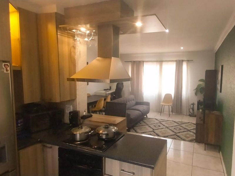 Your Perfect Home: Spacious, Secure, and Central! - Photo 2