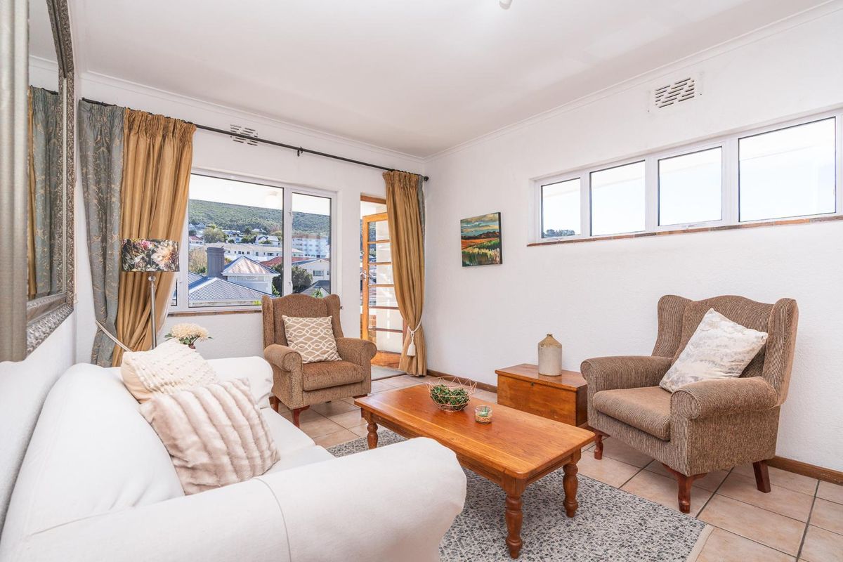 Tamboerskloof Gem with Garage - Photo 2