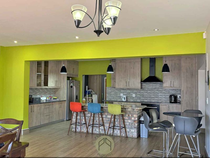 4 Bedroom Double-Storey House FOR SALE in Mile 4 Ext. 1, Swakopmund - Photo 7