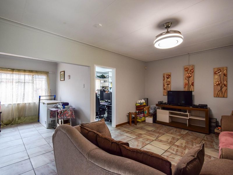 Family home with Borehole, Solar system and Flat on a large stand – Magalieskruin - Photo 10