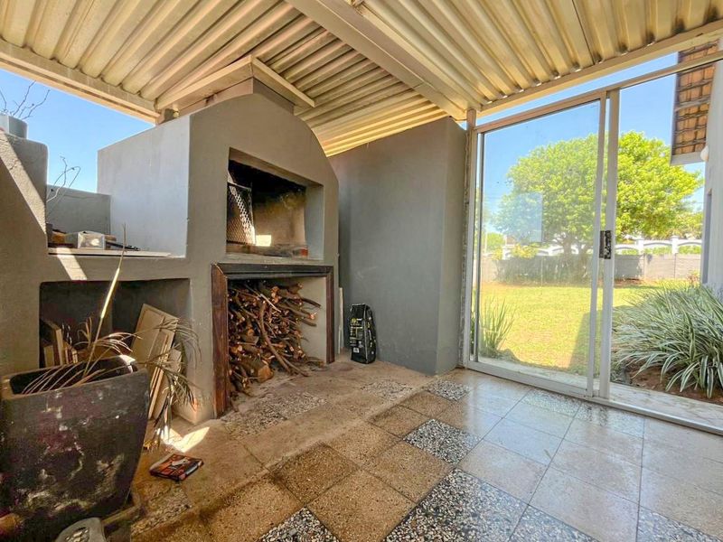 Charming Herrwood Park Home! - Photo 8