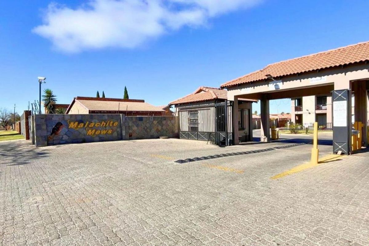 Lovely Ground Floor Unit Now Available For Sale in Malachite Mews. - Photo 2