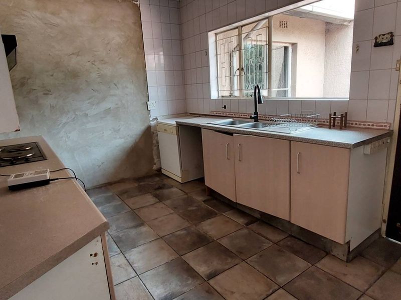 2 Flats, Large Stand and a Main House. - Photo 8