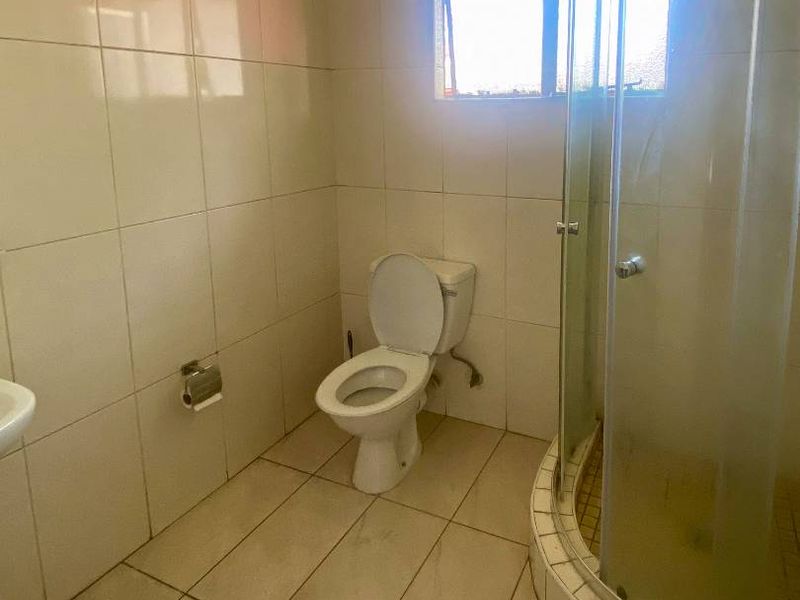 Top-Floor Gem in Oakwood: Cozy 2-Bed with Balcony! - Photo 10