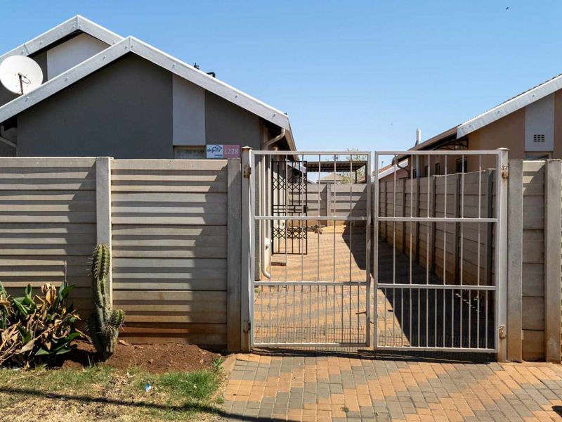 Renovated 3-Bedroom Home with Solar Geyser and Enhanced Security in Watervalspruit - Photo 4