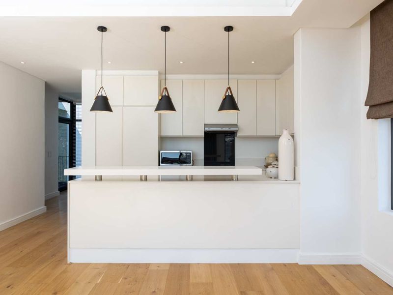 Luxurious Unfurnished Two-Bedroom Polo Village Apartment on Val de Vie Estate - Photo 5