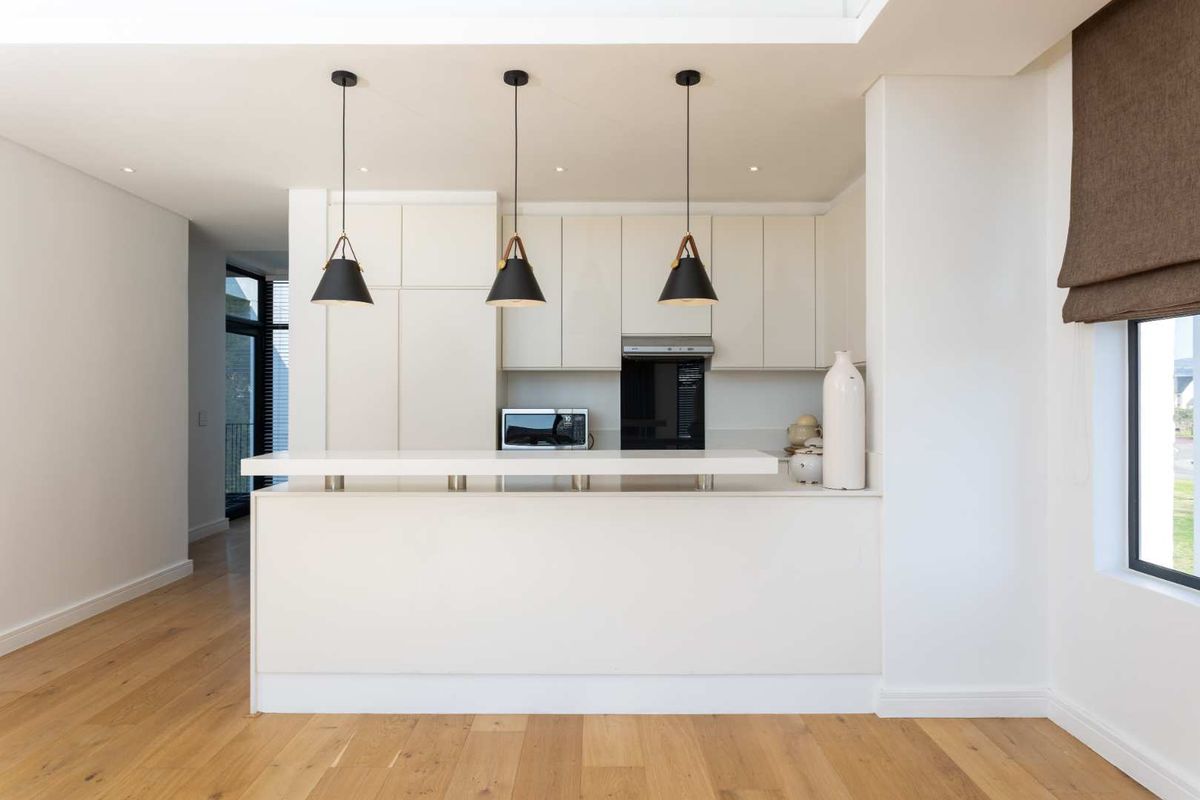 Luxurious Unfurnished Two-Bedroom Polo Village Apartment on Val de Vie Estate - Photo 5